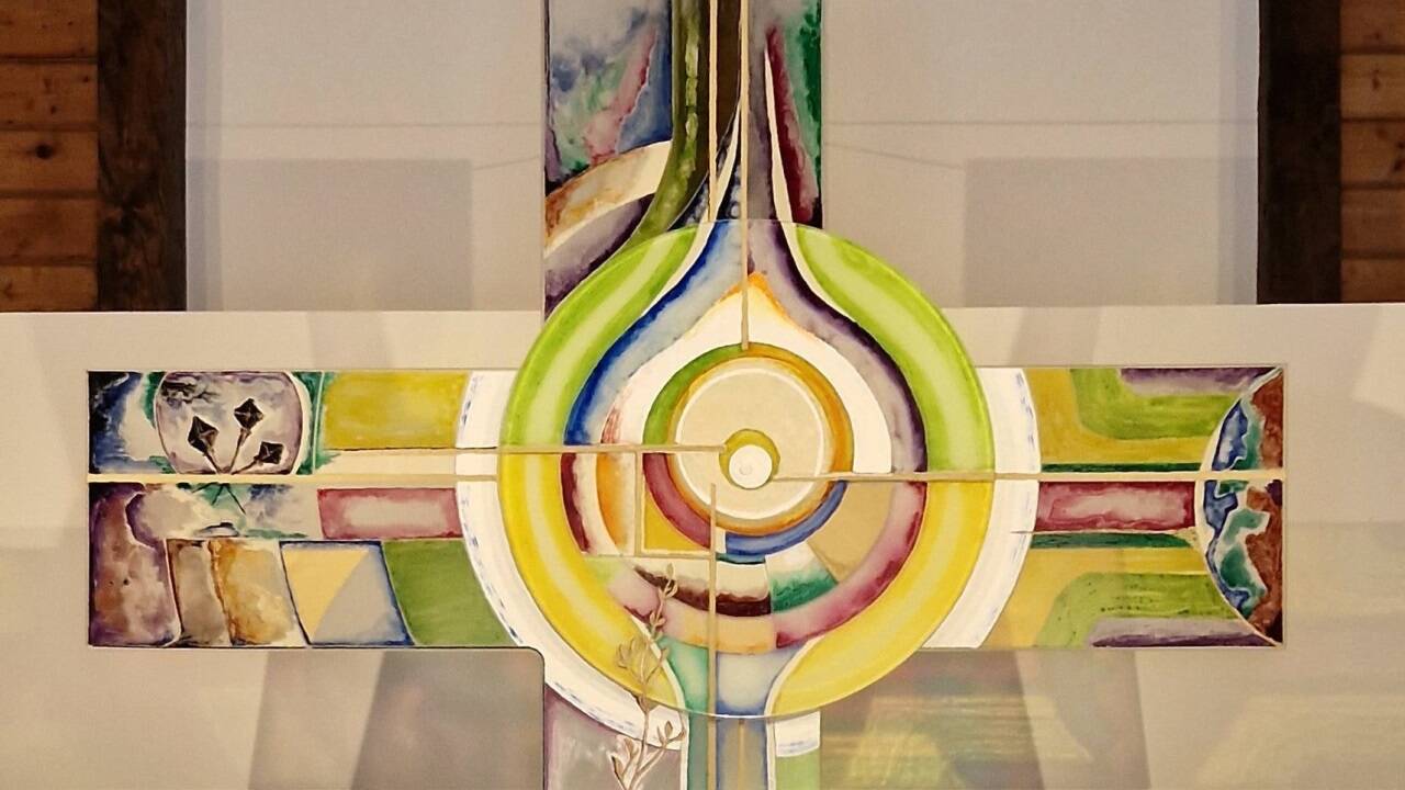 Das Kreuz in der Aussegnungskapelle wurde von Pfarrer Bernhard Rohrmoser entworfen. 