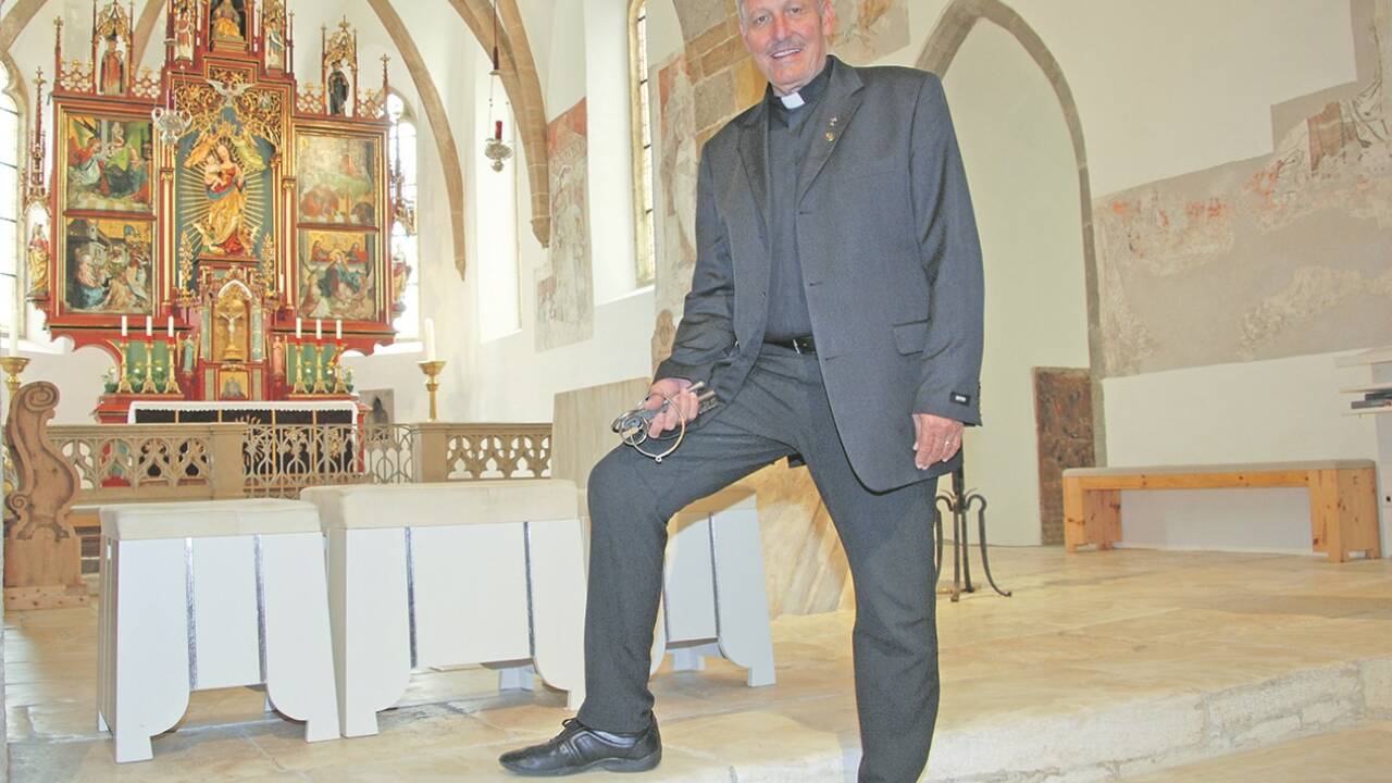Pfarrer Rohrmoser (hier noch in der Kirche Mariapfarr) kehrt in seinen Heimatort zurück. 