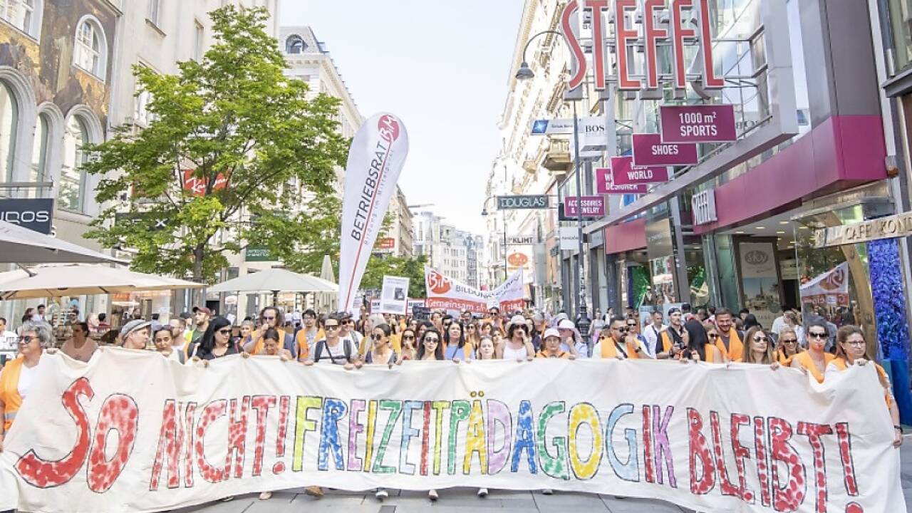 Rund 2.000 Personen gingen gegen die Reform auf die Straße 