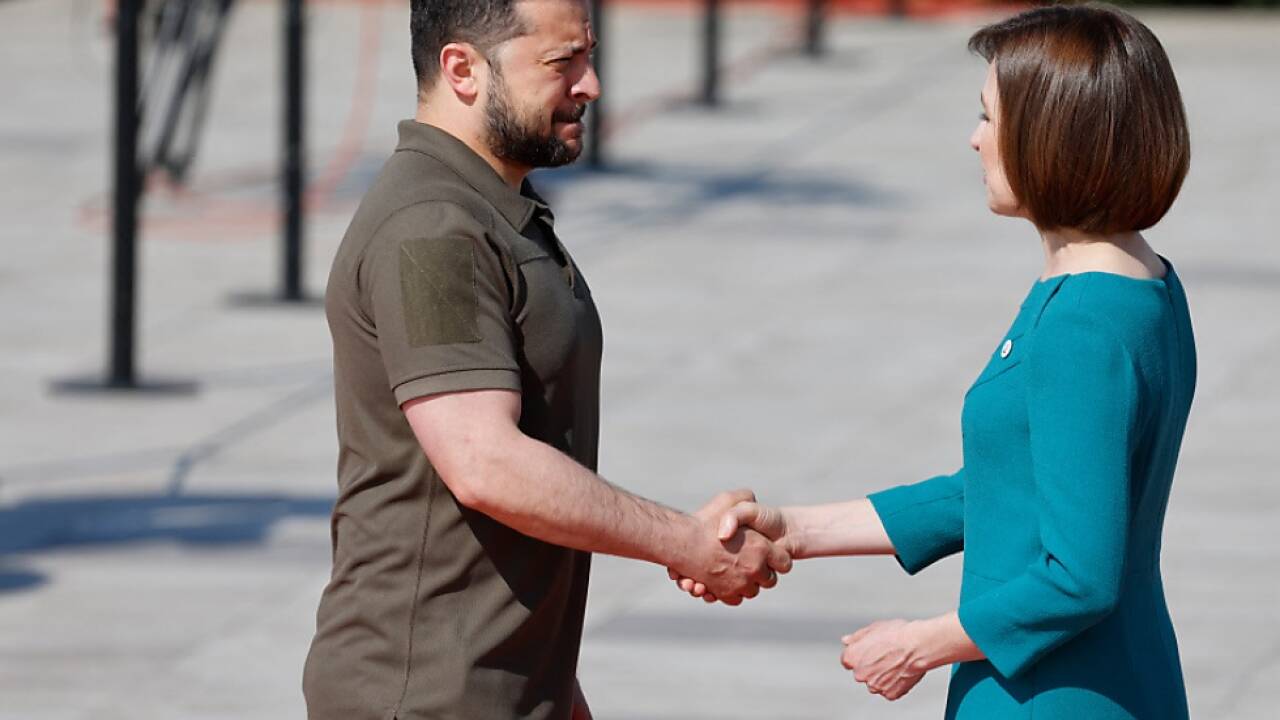 Der ukrainische Präsident Selenskyj und Gastgeberin Maia Sandu 