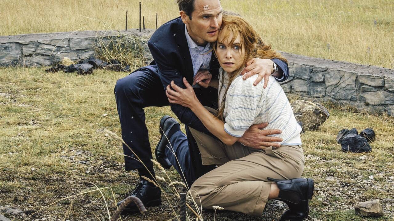 Felix Voss (Fabian Hinrichs) und Eva Hentschel (Sina Martens) gehen in Deckung. Ein Unbekannter schießt auf sie. 