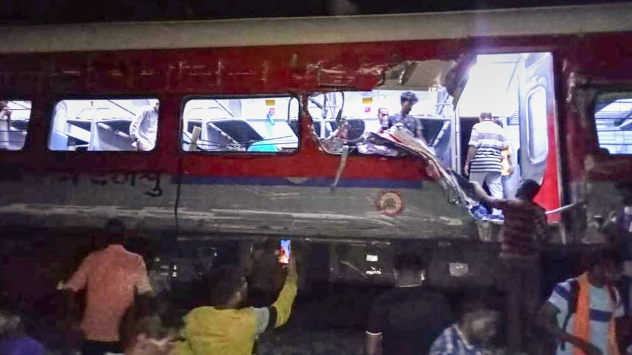 Bilder von der Unglücksstelle zeigten Rettungskräfte, die in dem Wrack eines Waggons nach Überlebenden suchten. 