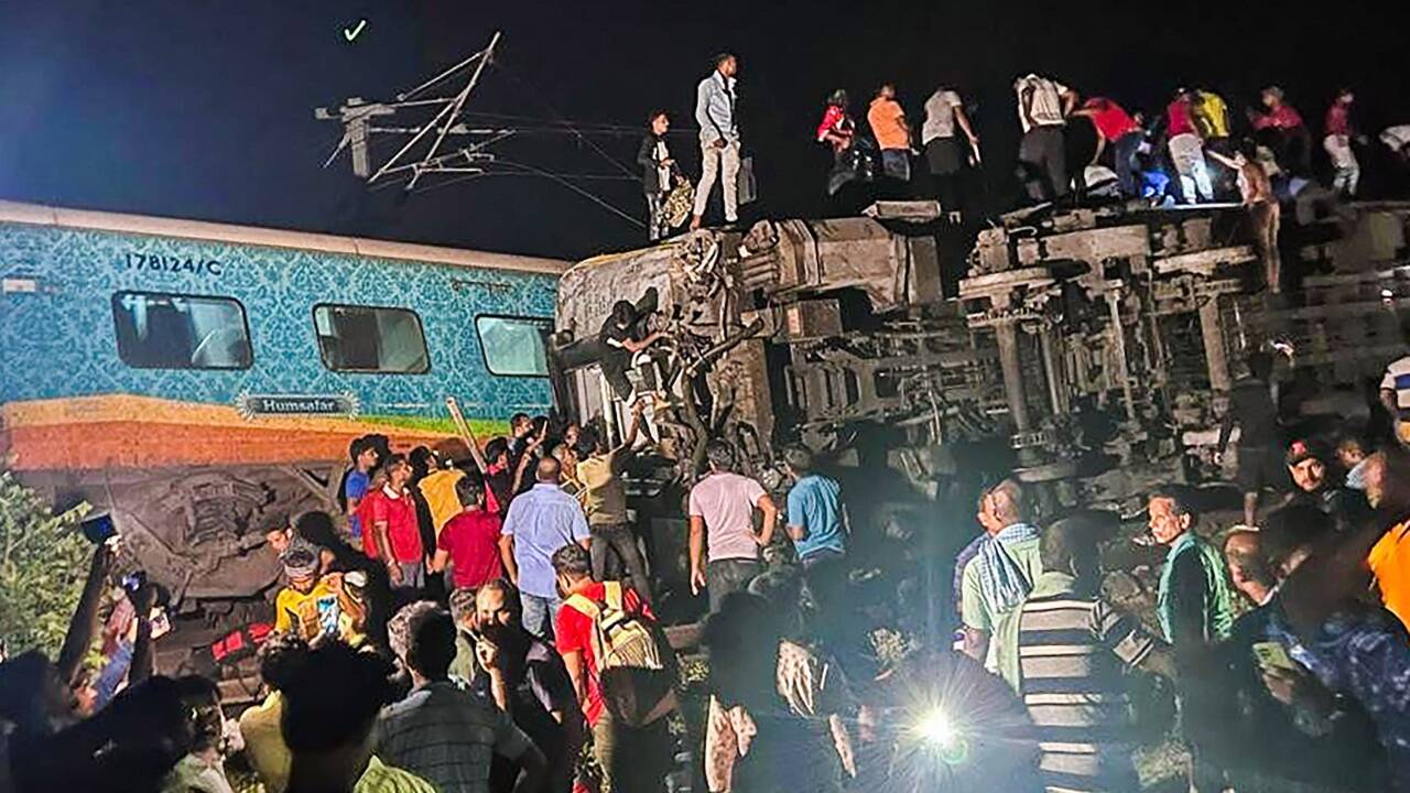 Bilder von der Unglücksstelle zeigten Rettungskräfte, die in dem Wrack eines Waggons nach Überlebenden suchten. 