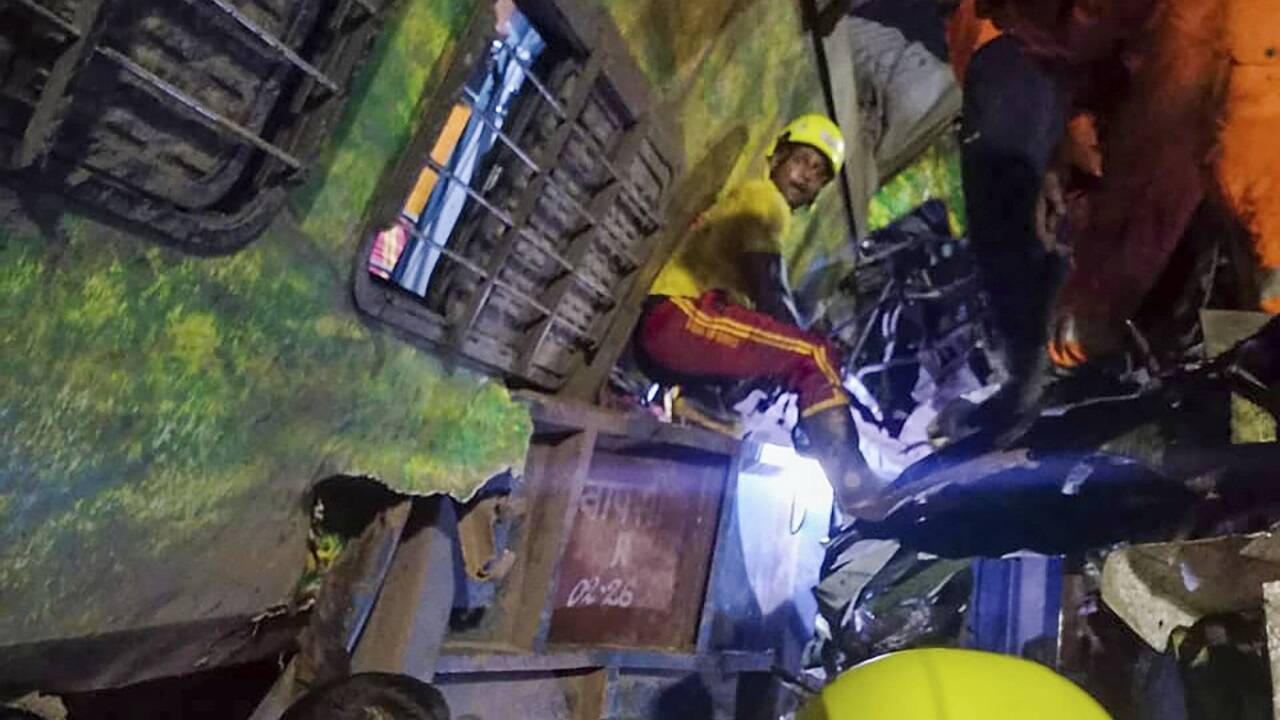 Bilder von der Unglücksstelle zeigten Rettungskräfte, die in dem Wrack eines Waggons nach Überlebenden suchten. 