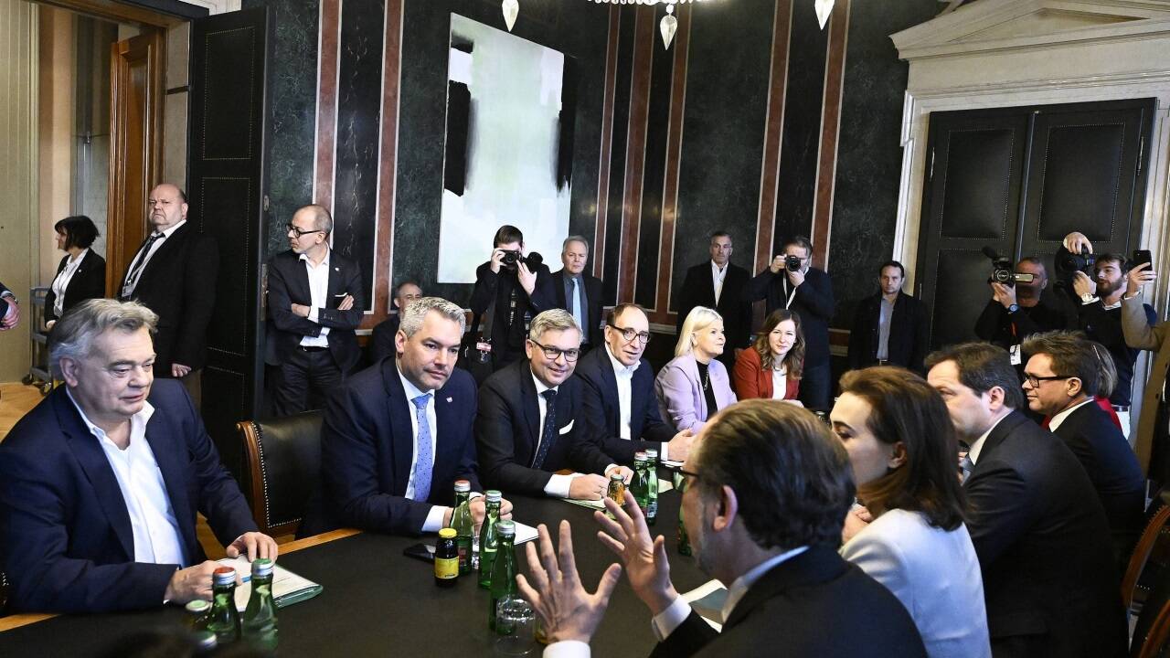 Szenen einer Regierungssitzung. Kommt hier noch etwas?  Szenen einer Regierungssitzung. Kommt hier noch etwas?