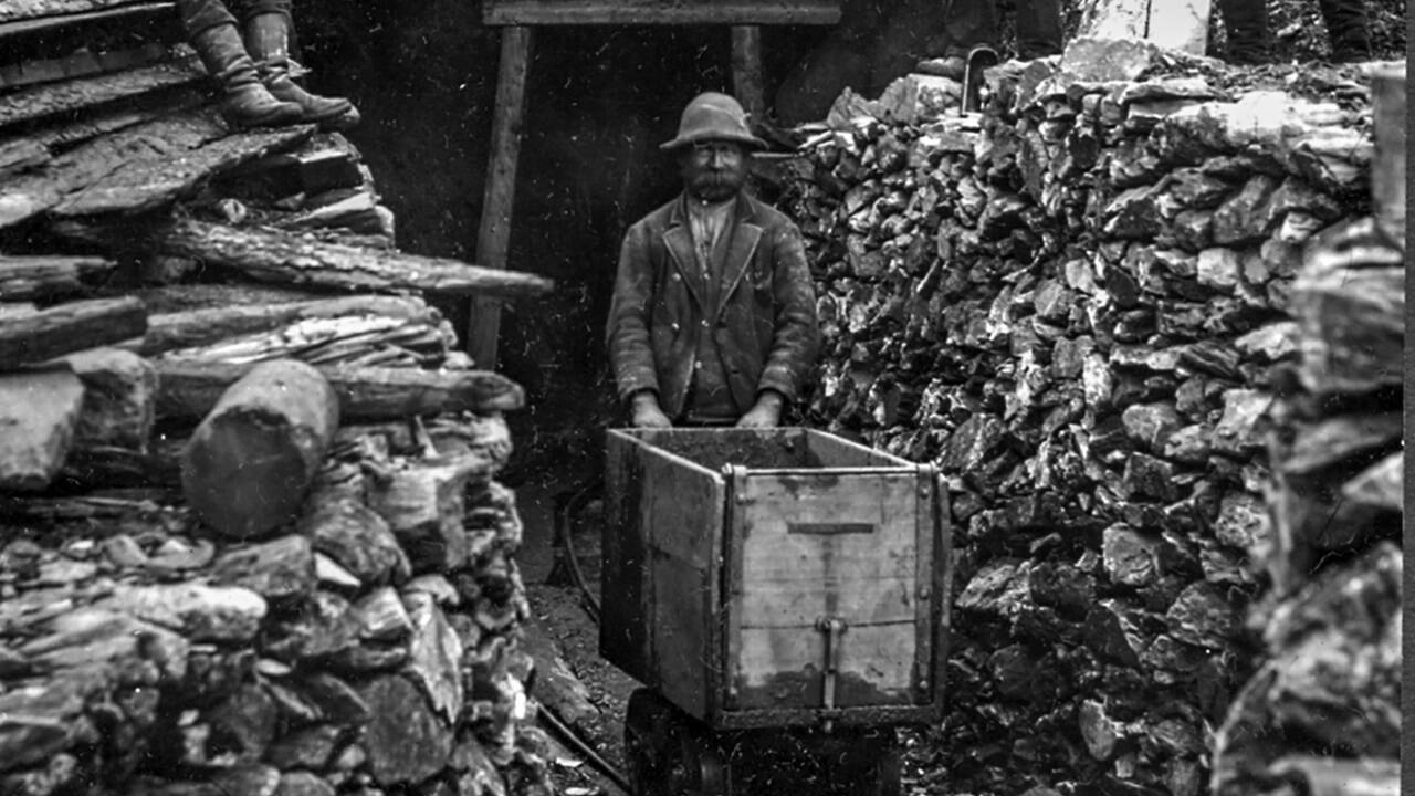 Während die Öfen im Angertal wohl nur bis 1530 betrieben wurden, bauten im Raurisertal 1896 noch Bergleute Erze ab – hier liefen die Truhen, sogenannte Hunten, bereits auf Gleisen. 