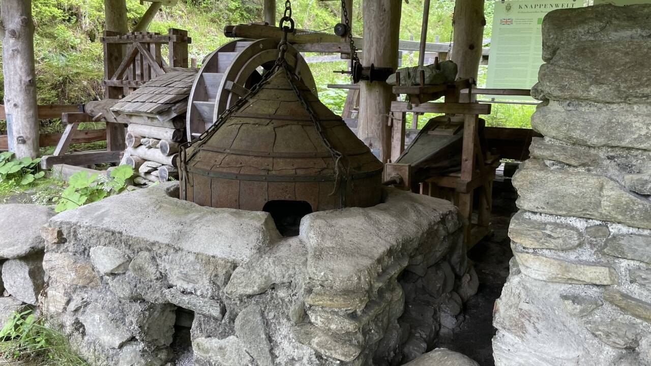 Während die Öfen im Angertal (im Bild) wohl nur bis 1530 betrieben wurden, bauten im Raurisertal 1896 noch Bergleute Erze ab – hier liefen die Truhen, sogenannte Hunten, bereits auf Gleisen. 