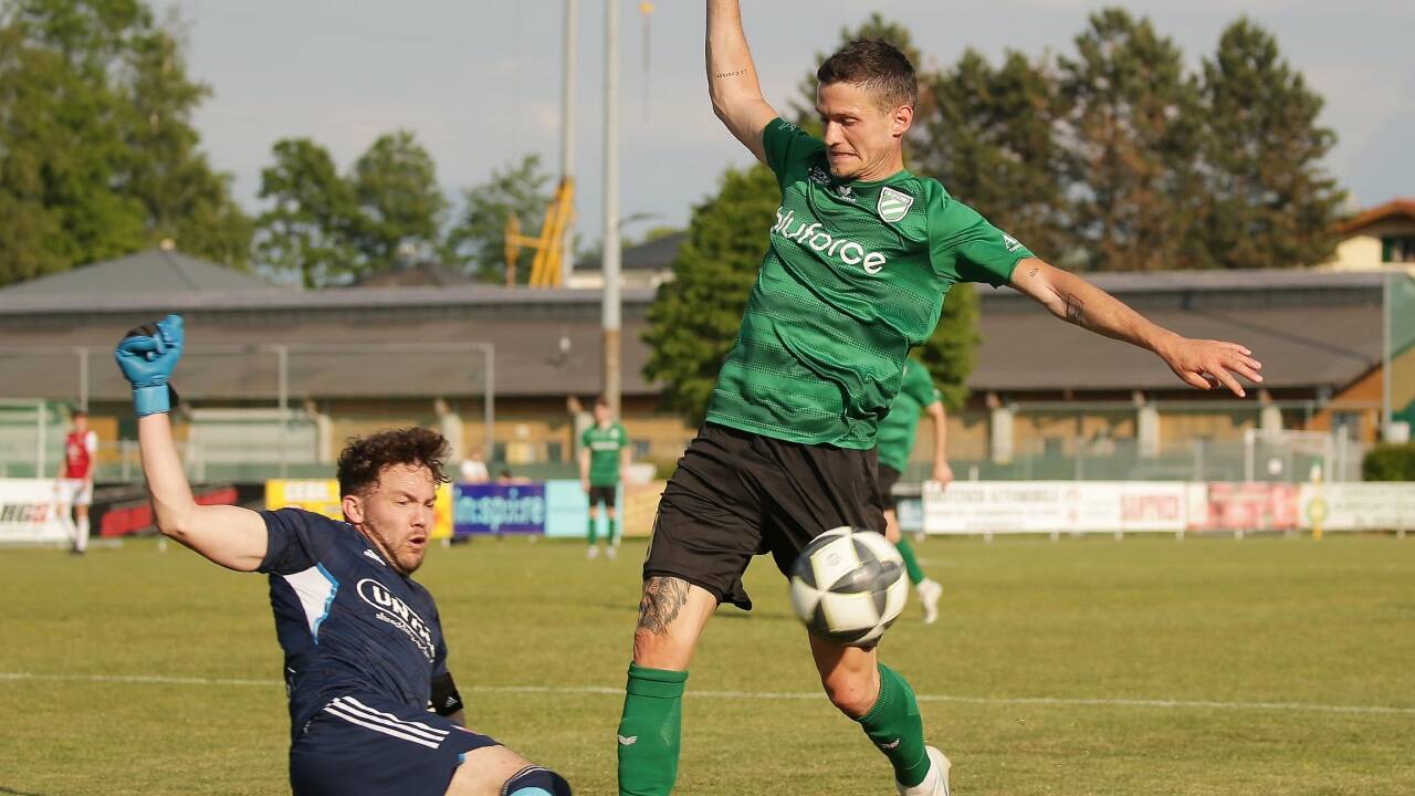 Grünau-Torjäger Petrit Nika (r.) nutzte einen Fehler von Kuchl-Goalie Tommy Plainer eiskalt aus.  