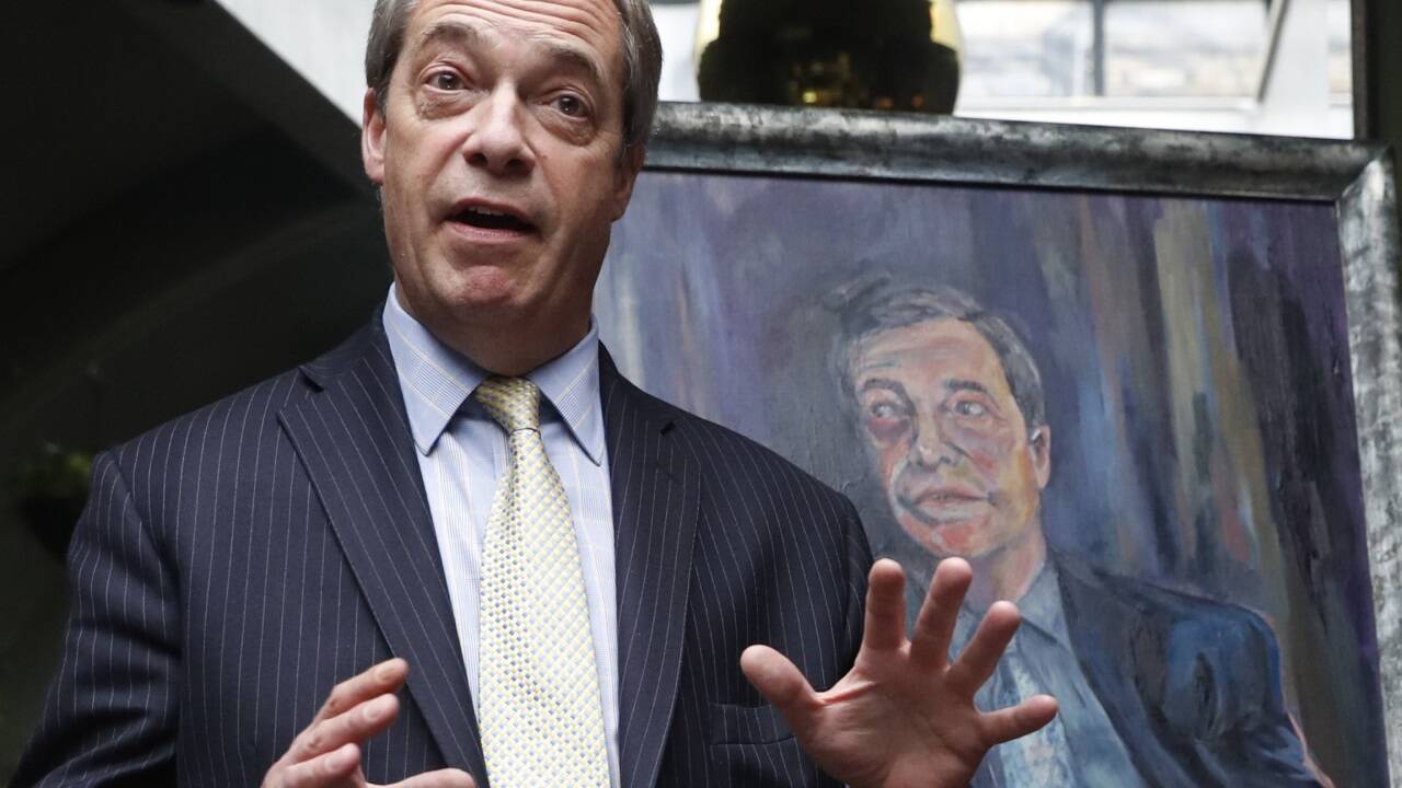 „Der Brexit ist gescheitert“, sagte jüngst Nigel Farage, einst einer der wohl bekanntesten Euroskeptiker in Großbritannien (im Bild vor einem Porträt von ihm). Nun machen die Gegner des Brexit mit diesem Fazit auf Plakaten Stimmung.  