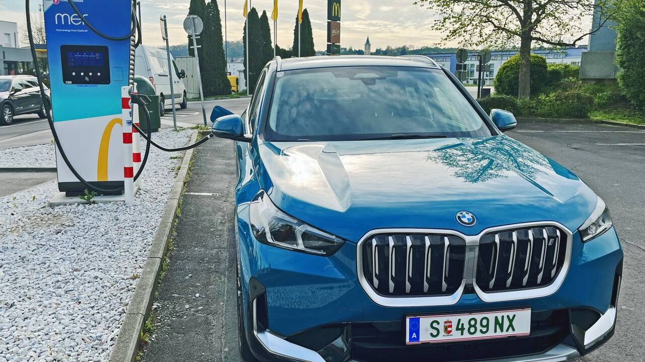 Frühstückspause für BMW und Fahrer an der Schnellladesäule.  