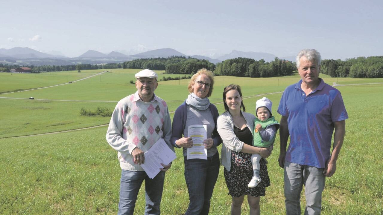Hinter ihnen die Wiesen in Köstendorf, wo die Baustelle für den Flachgau-Tunnel eingerichtet werden soll, v. l.: Thomas Neff, Elfriede Simmer-stätter, Ann- Kathrin Simmer- stätter mit Sohn Matheo und Franz Goiginger (v. l.). An vier Stellen wurden dort Grubenlaufkäfer gefunden. 