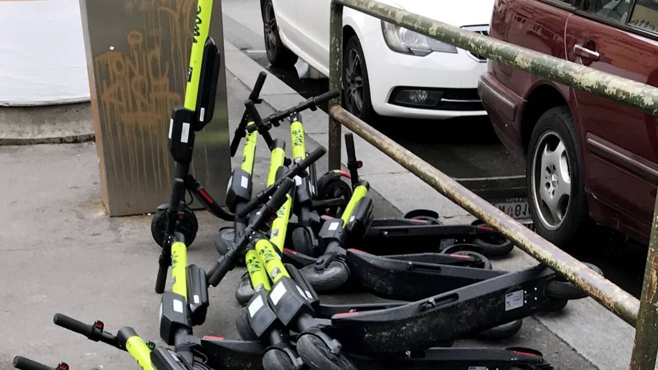 Elektroroller liegen quer über den Gehsteig verteilt: Ein Bild ohne Seltenheitswert.  Elektroroller liegen quer über den Gehsteig verteilt: Ein Bild ohne Seltenheitswert.