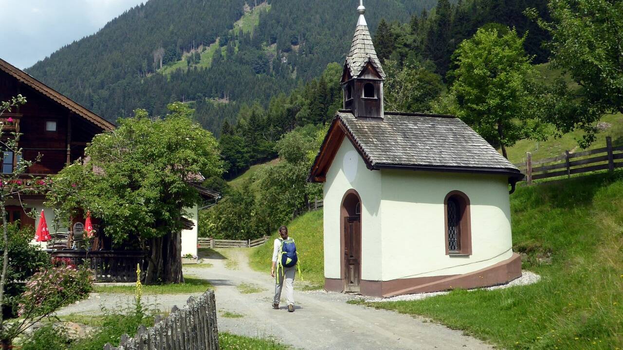 Die Stablbergkapelle in Maishofen enthält Fresken von Anton Faistauer. Die Stablbergkapelle in Maishofen enthält Fresken von Anton Faistauer.