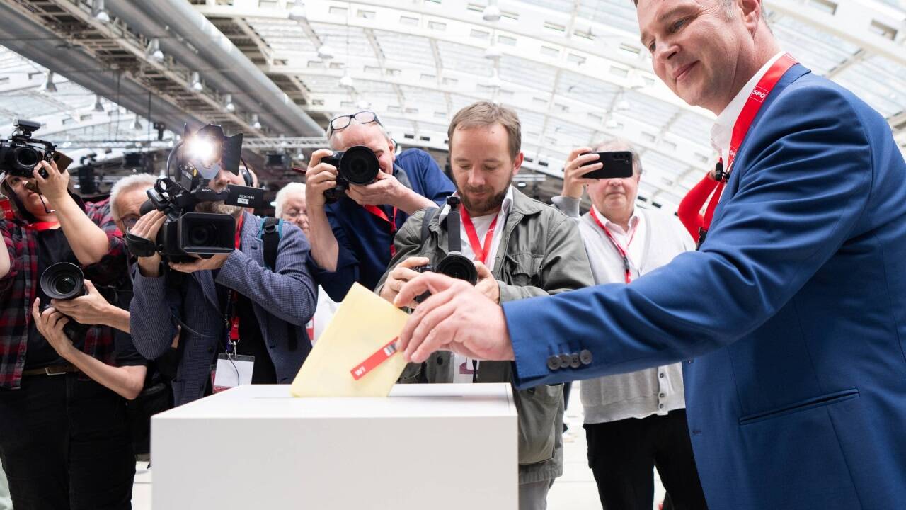 Andreas Babler bei seiner Stimmabgabe am Bundesparteitag der SPÖ. 