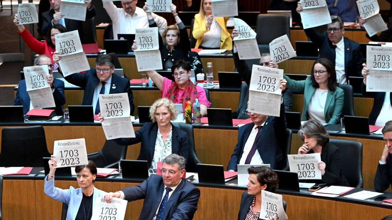 Der Nationalrat – im Bild eine Protestaktion der SPÖ-Fraktion für den Erhalt der Wiener Zeitung – wird wohl noch länger in der gegenwärtigen Zusammensetzung erhalten bleiben. Denn vorverlegte Neuwahlen wird es nicht geben.  