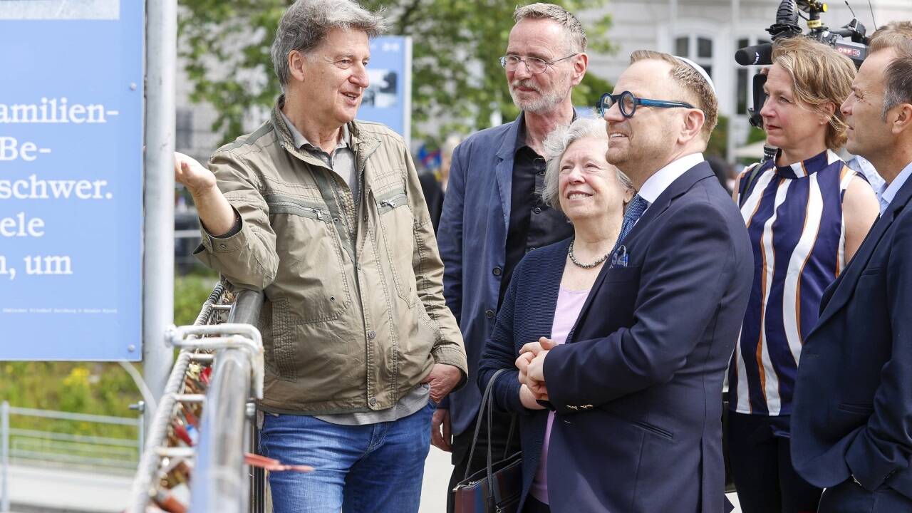 Von links: Historiker und Kurator Albert Lichtblau, Hannes Sulzenbacher (Jüdisches Museum Wien), Hanna Feingold, Elie Rosen (Präsident der Israelitischen Kultusgemeinde Salzburg), Dagmar Aigner (Leiterin der Kulturabteilung) und Vizebürgermeister Bernhard Auinger (SPÖ) bei der Eröffnung der Ausstellung am Marko-Feingold-Steg.  