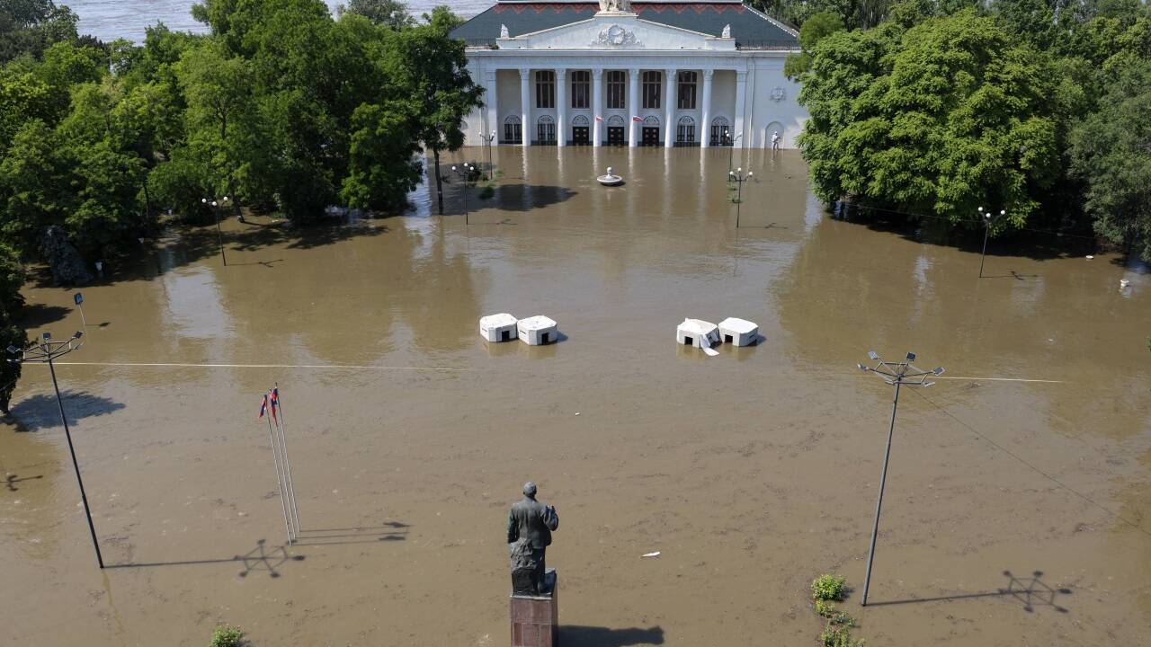 Der russische Angriffskrieg gegen die Ukraine ist durch die Sprengung des wichtigen Kachowka-Staudamms gefährlich eskaliert - mit noch unabsehbaren humanitären, ökologischen und militärischen Folgen.  