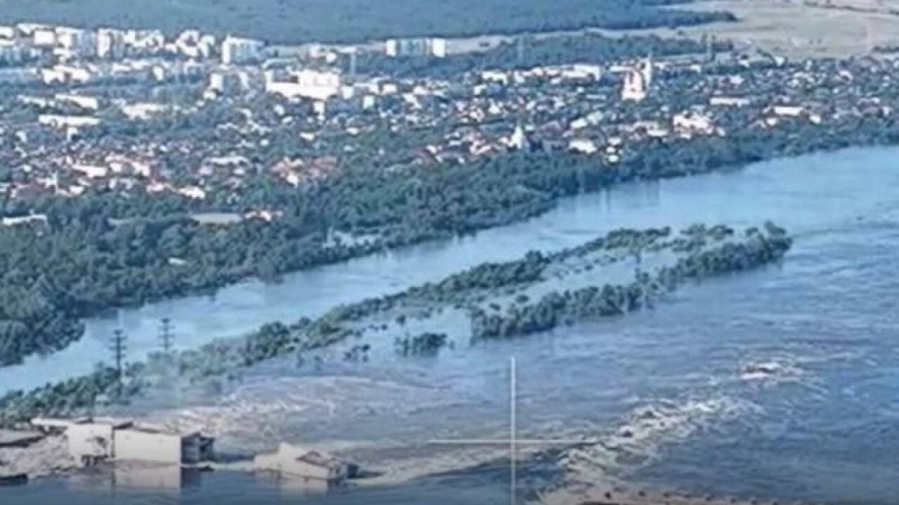 Gewaltige Überschwemmungen nach Zerstörung des Staudamms 
