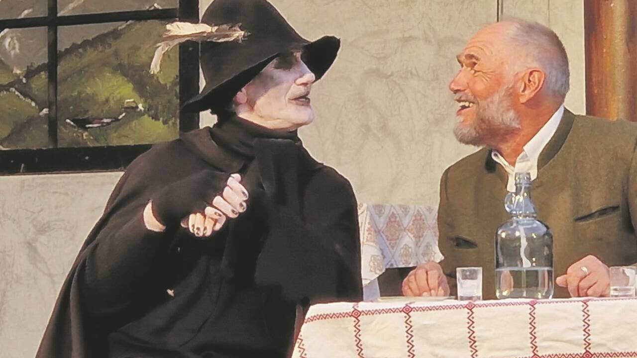Brandner Kasper (Rupert Linsinger, r.) überlistet den betrunkenen Boandlkramer (Christoph Linsinger) beim Kartenspiel. 