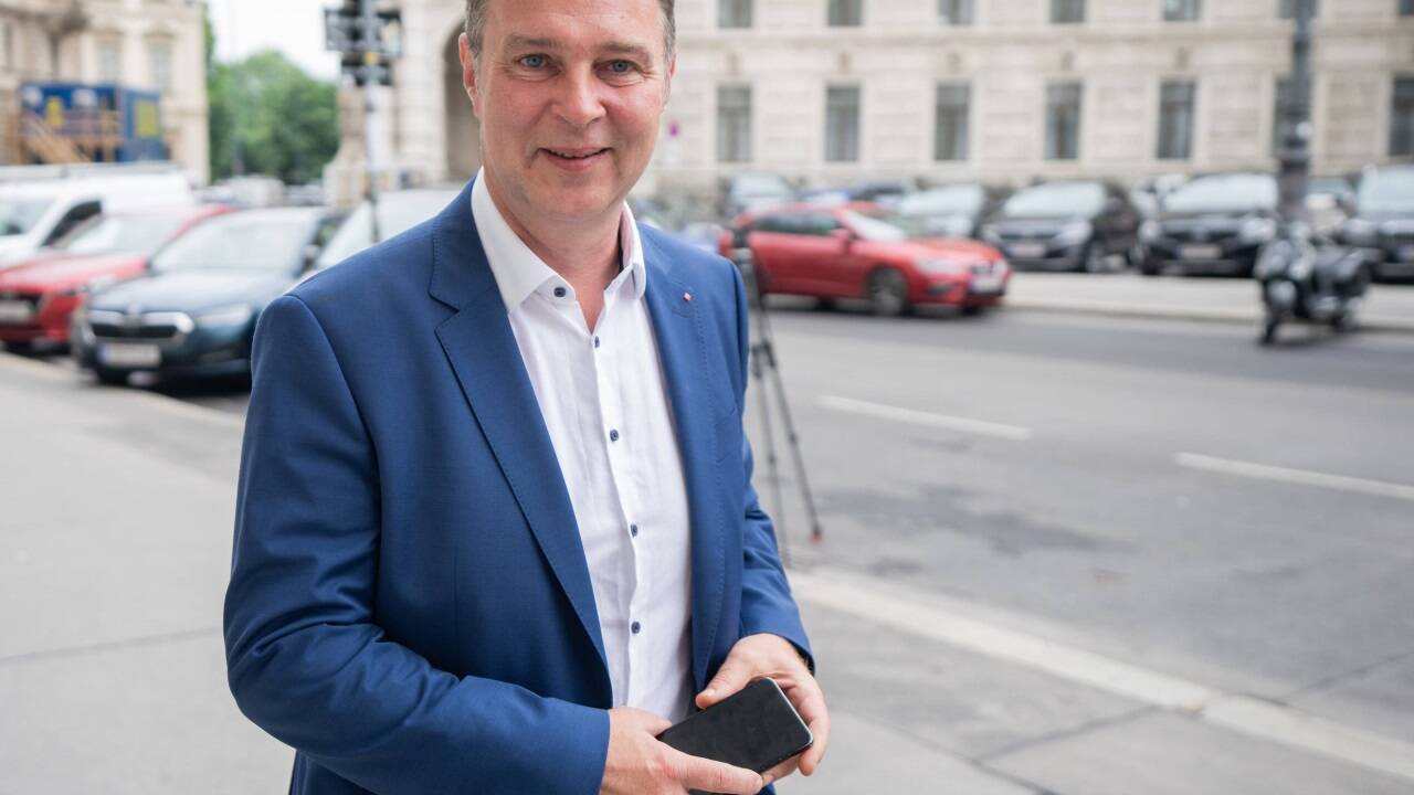 Unterwegs in die legendäre Parteizentrale in der Wiener Löwelstraße: Der neue SPÖ-Vorsitzende Andreas Babler. 