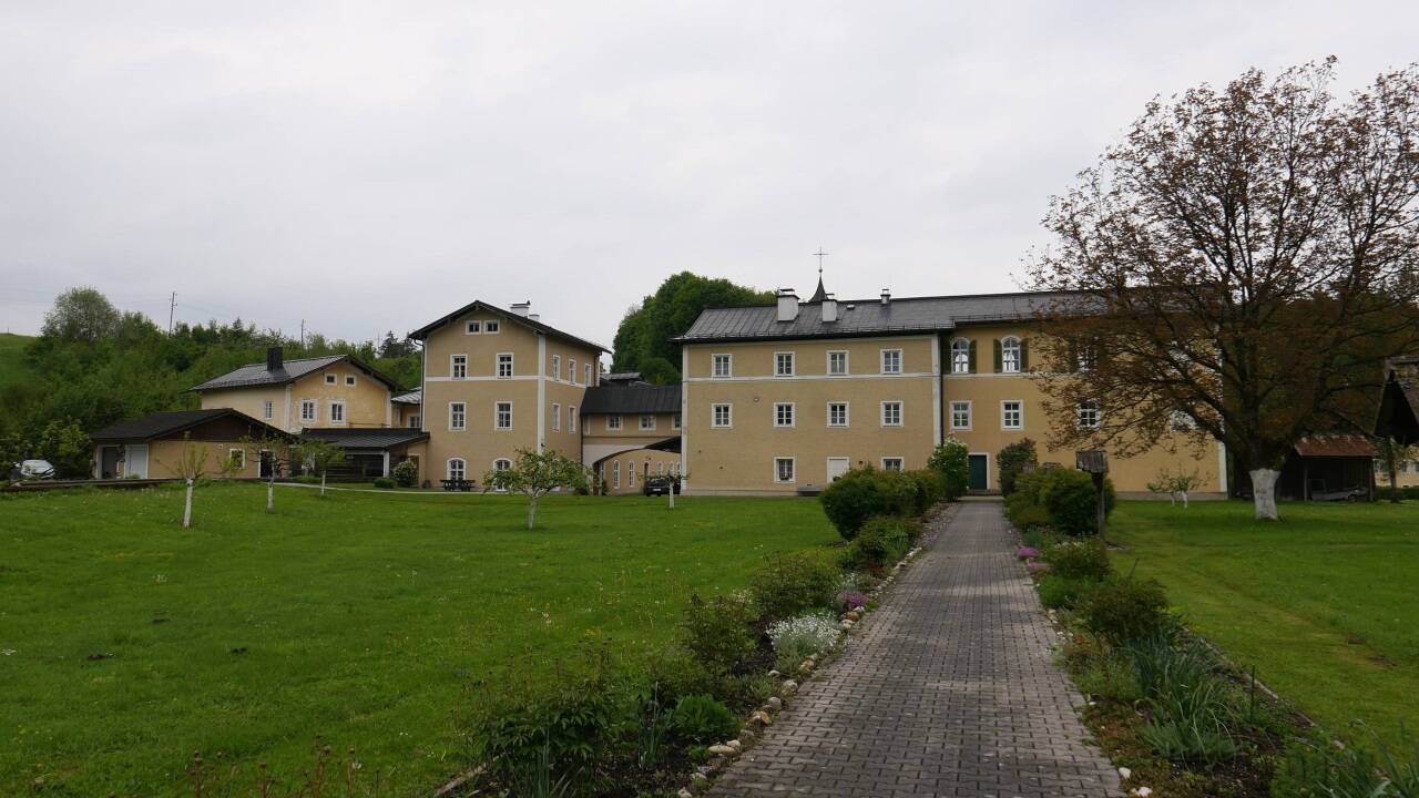 Das Missionshaus Maria Sorg, fotografiert von der Gartenkapelle.  