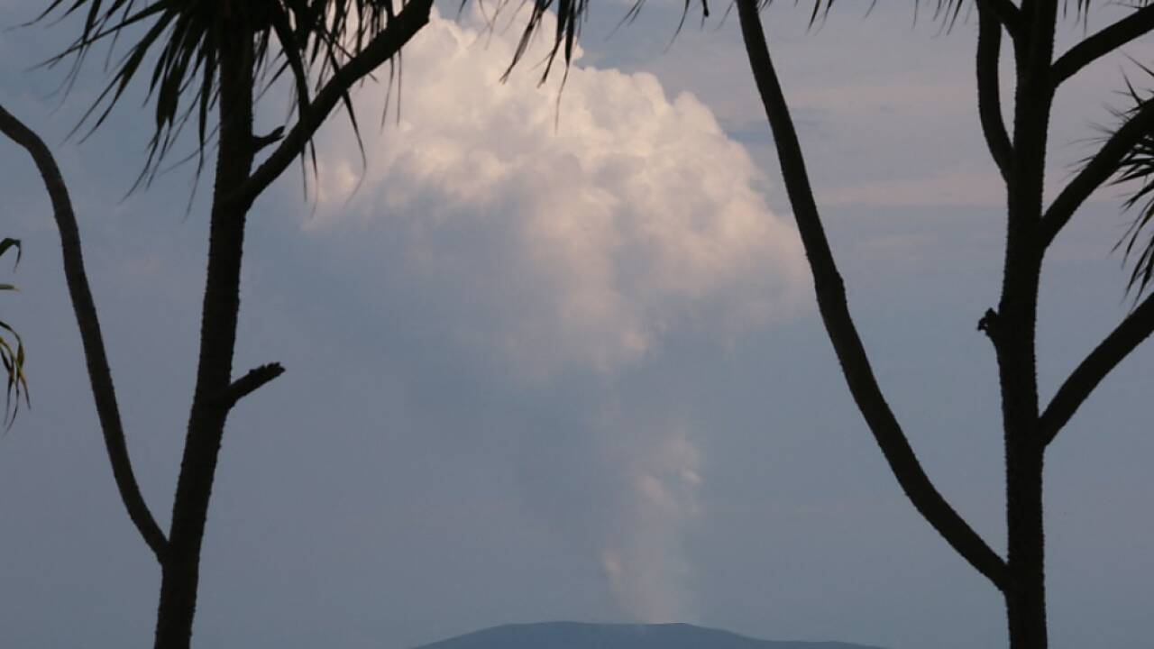 Der Krakatau spuckt wieder Asche (Archivbild) 