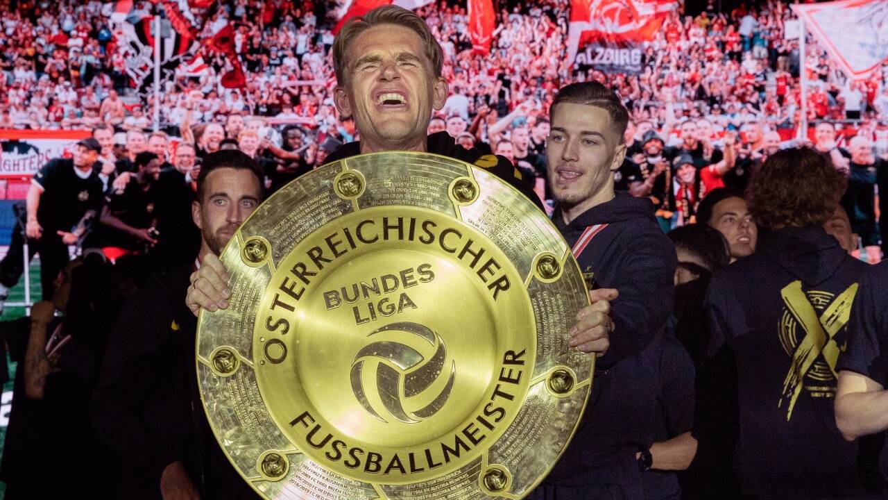 Am Ziel einer langen Reise: Sportchef Christoph Freund jubelt mit dem goldenen Meisterteller. 