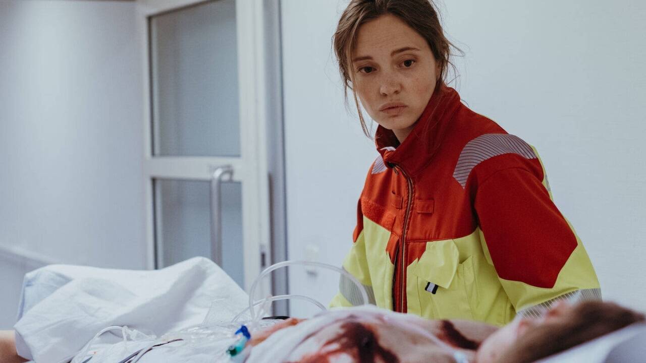 Rettungssanitäterin Sarah Kant (Marta Kizyma) im Schockraum. 