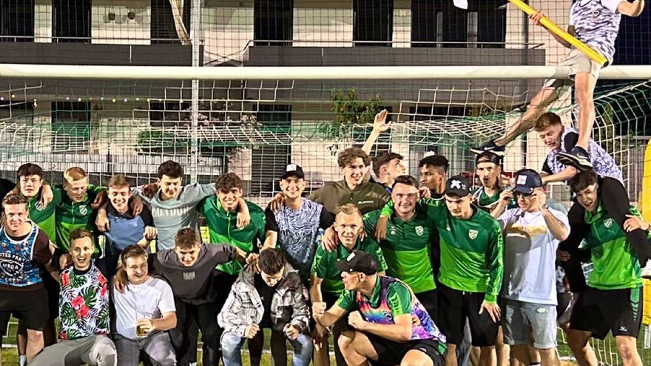 Doppelte Feier in Grünau: Die Erste sicherte sich ein Westliga-Ticket, die 1b schaffte den Klassenerhalt in der 2. Landesliga Nord.  
