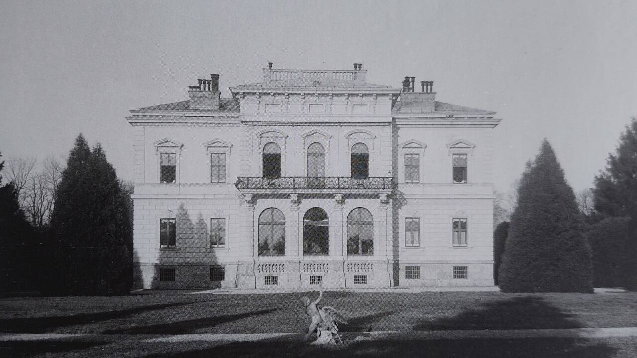 Das Gebäude wurde von Heinrich Ferstel erbaut und als Winterschloss von Ludwig Viktor genutzt. 