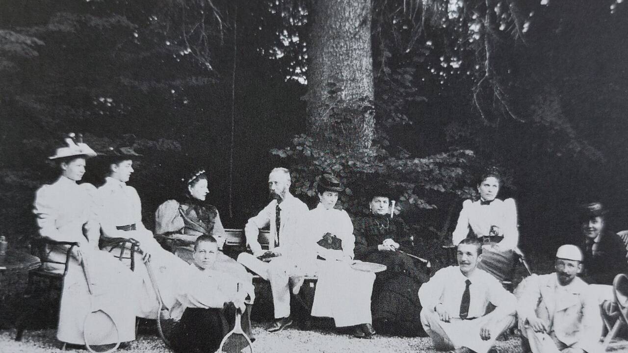 Erzherzog Ludwig (Bildmitte) mit Gästen nach dem Tennisspiel auf Schloss Kleßheim.  