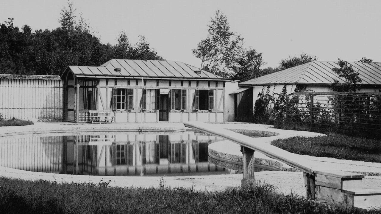 Swimmingpool mit Badehaus. 