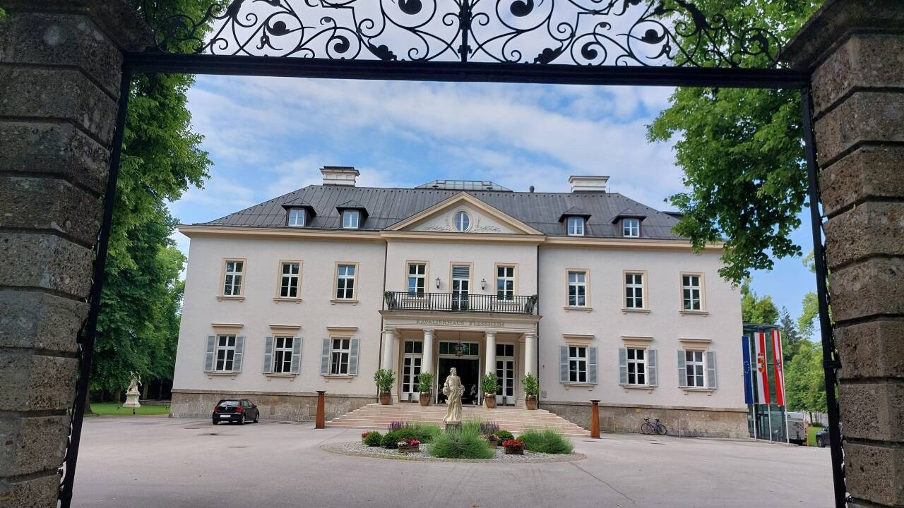 Das heutige Aussehen und die Bezeichnung „Kavalierhaus“ erhielt das Gebäude in der Zeit des Nationalsozialismus. Schloss Kleßheim wurde zum „Gästehaus des Führers“, das ehemalige Winterschloss zum Kavalierhaus für die Entourage.  