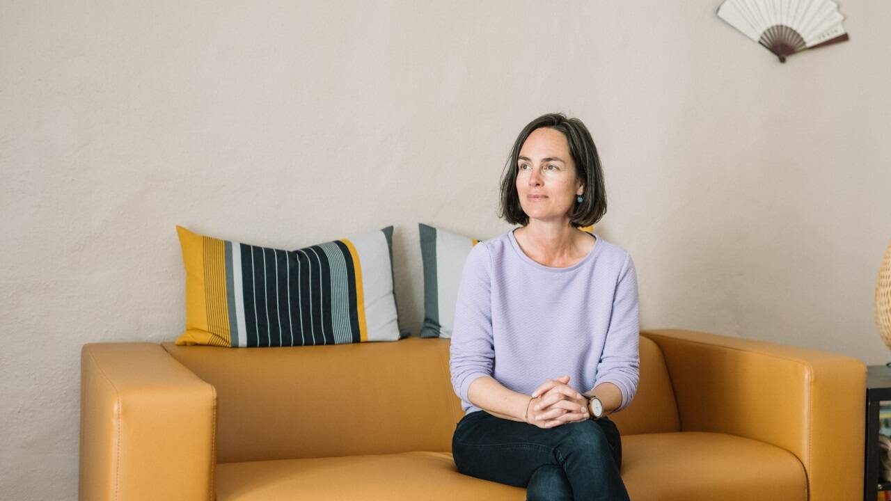 Sozialarbeiterin Claudia Prock hilft Mitarbeiterinnen und Mitarbeitern ihre psychischen Probleme zu sortieren .  