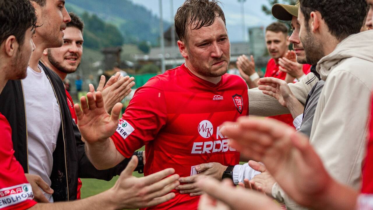 Seine langjährigen Teamkollegen verabschiedeten Christoph Innerhofer gebührend.  