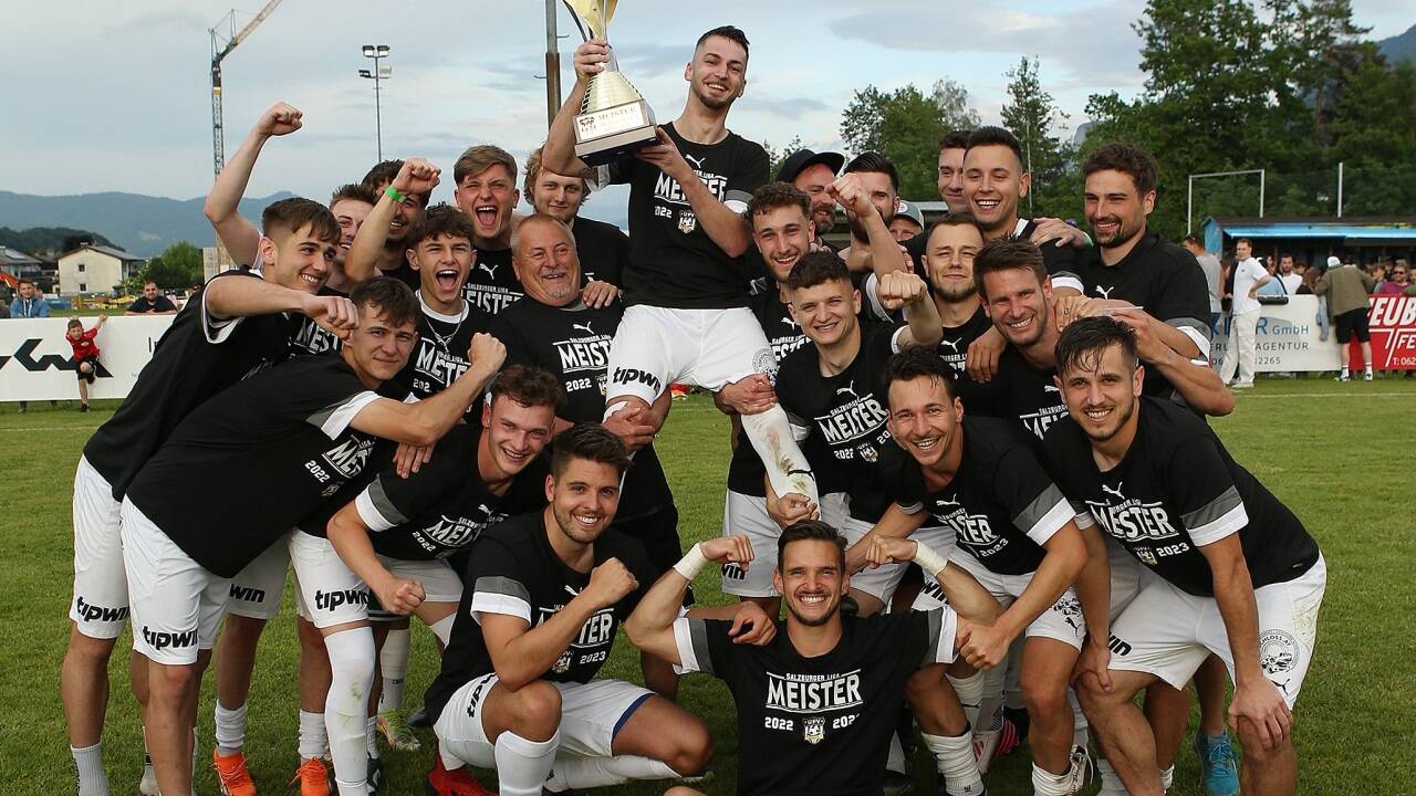 Meister der Salzburger Liga 2022/23: Thalgaus Mario Kreuzer stemmt die Trophäe in die Höhe. 