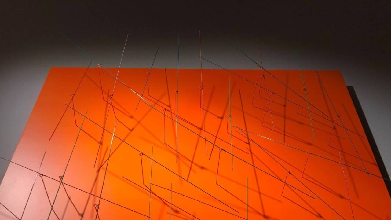 „Colour Installation 21:11“ aus dem Jahr 2015 von Knopp Ferro, derzeit ausgestellt in der Galerie Mauroner in Salzburg.  