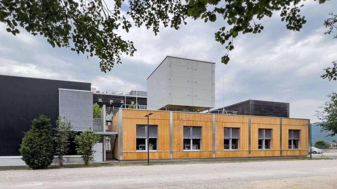 Im Versuchsgebäude TwinSim am Campus Kuchl der FH Salzburg werden Bauteile der Gebäudehülle auf Nachhaltigkeit und Klimaschutz geprüft.  