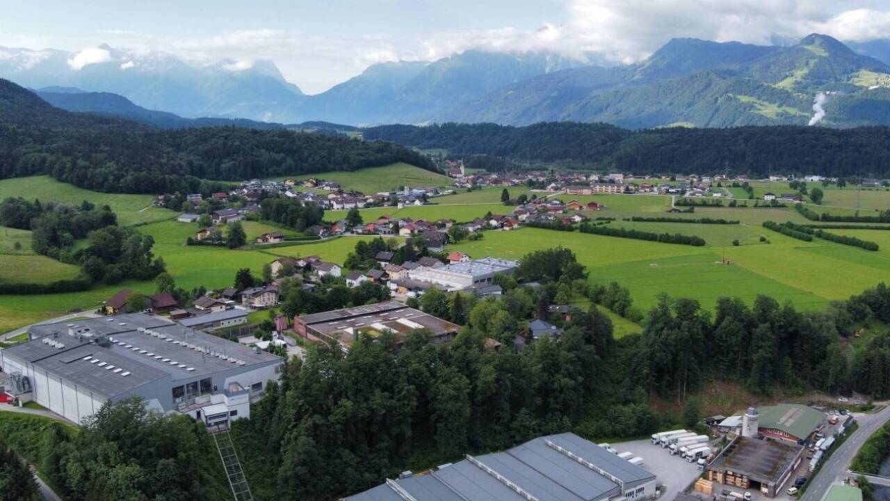 Unten: Das Werk I, das über einen Schrägaufzug mit dem Werk II (links) verbunden ist. Das WerkIII soll auf selber Höhe auf der freien Wiesenfläche entstehen. Die Zufahrt soll durch den Wald neu gebaut werden. 