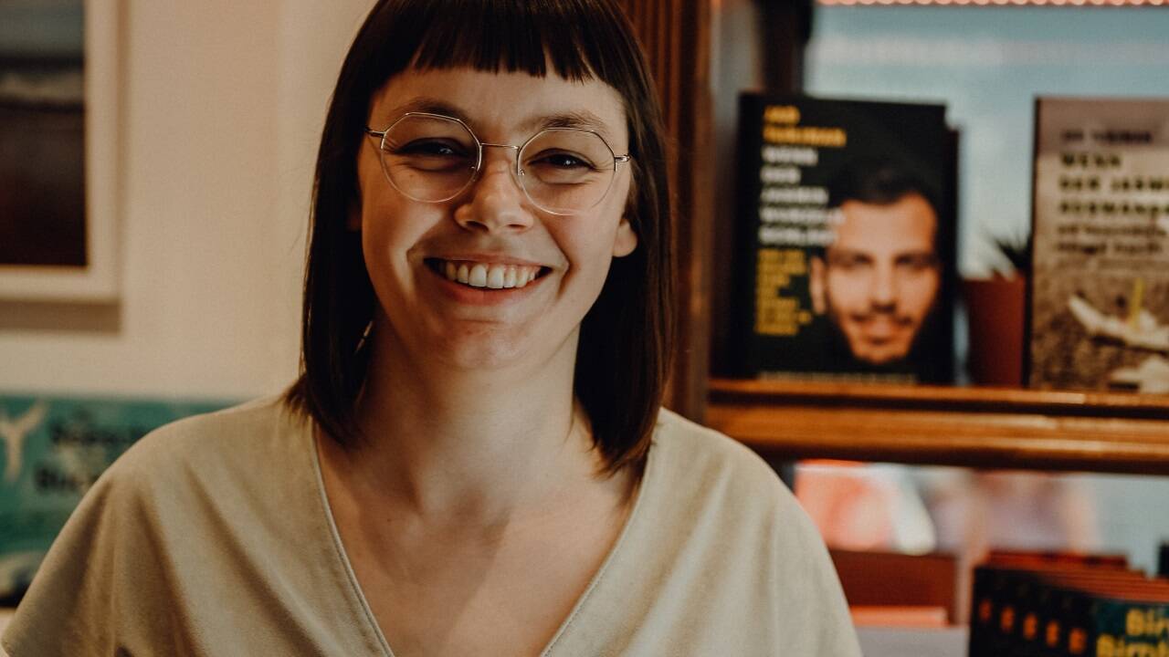 Luisa Thies in ihrer Buchhandlung. 
