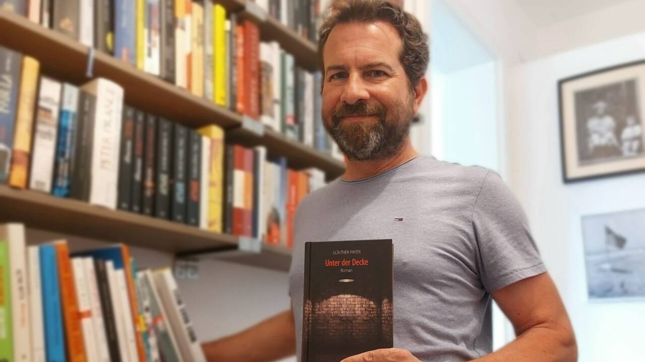 Der Pädagoge Günther Payer schreibt Thriller. Sein neuestes Buch heißt „Unter der Decke“. Der Pädagoge Günther Payer schreibt Thriller. Sein neuestes Buch heißt „Unter der Decke“.