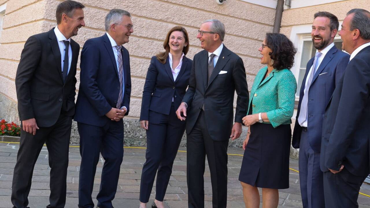 Nach der Angelobung ist Klassenfotostimmung bei der neuen schwarz-blauen Landesregierung. 