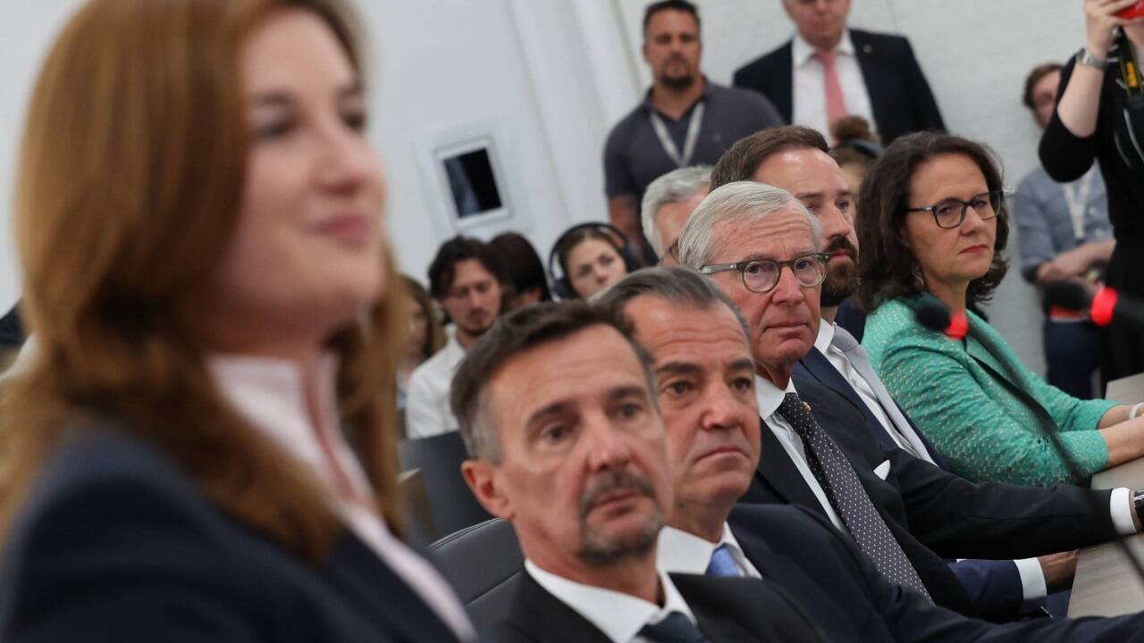 Gebannt hängen alle Regierungsmitglieder an den Lippen von Marlene Svazek bei ihrer Regierungserklärung.  