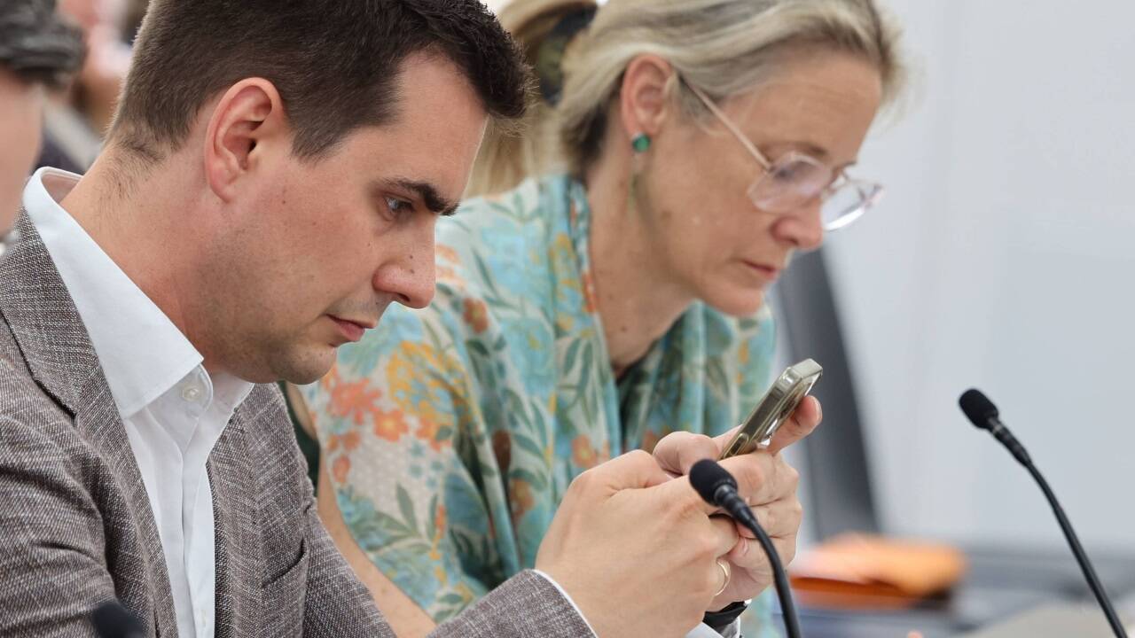Währenddessen ist der grüne Abgeordnete Simon Heilig-Hofbauer auf sein Smartphone konzentriert.  