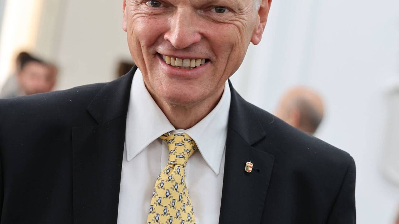 Der Preis für die schönste Krawatte geht an: Josef Schöchl (ÖVP). 