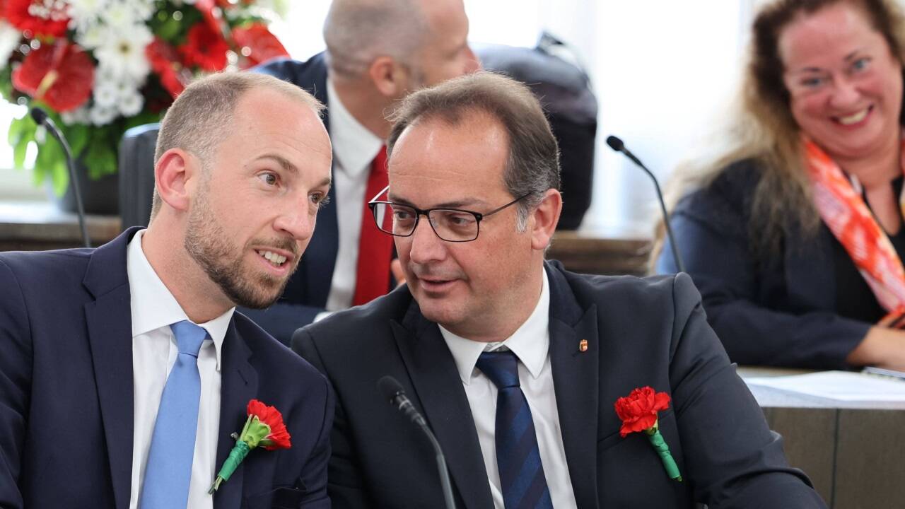 Keinen Applaus gibt es von SPÖ-Chef David Egger und seinem Kollegen Roland Meisl, die wohl schon die Oppositionsstrategie durchgehen.  