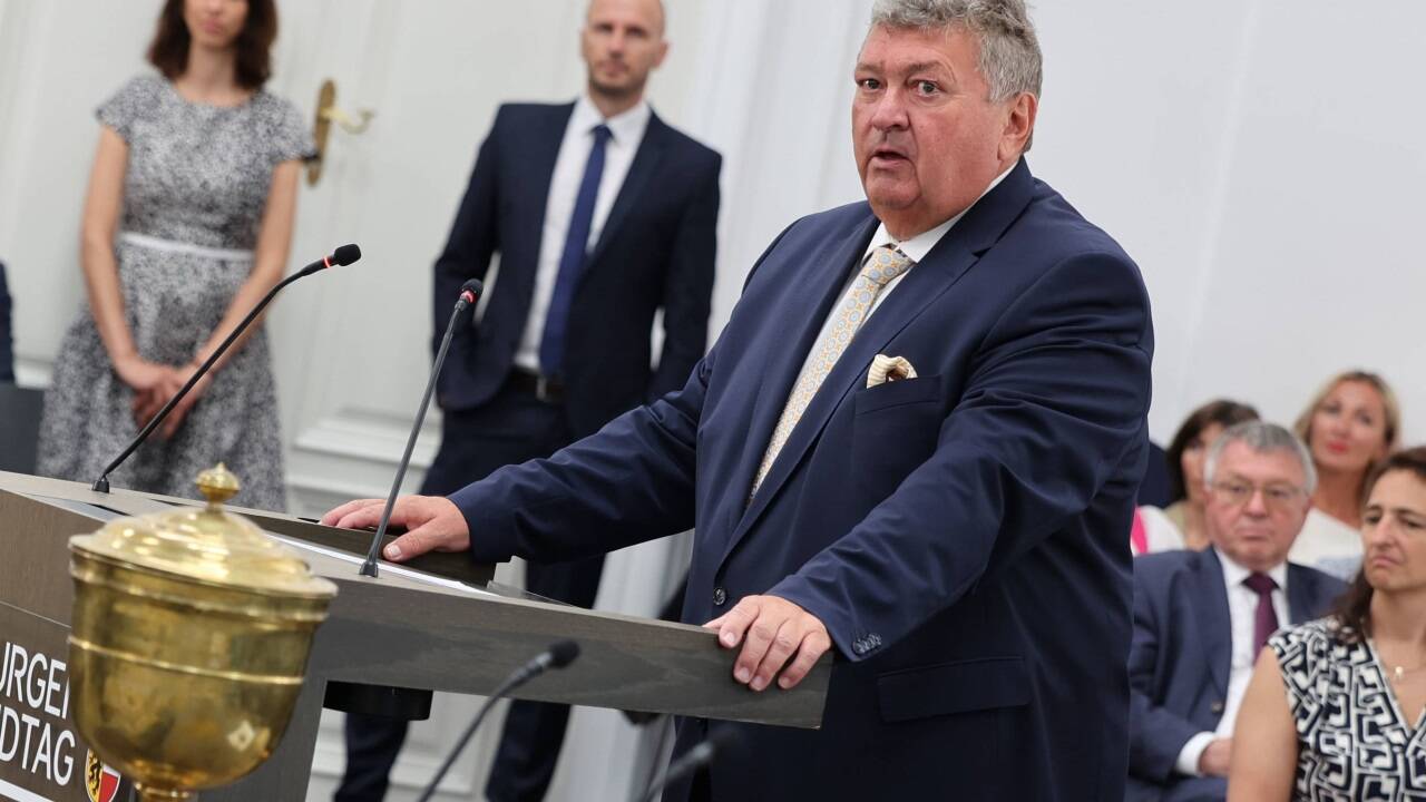 Der Mann der Stunde und eine Wahlurne mit großem Einsatz: Landtagsdirektor Wolfgang Kirchtag war für die Auszählung verantwortlich.  