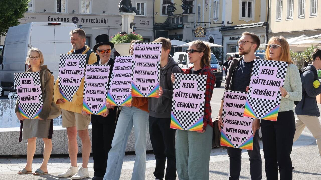 Protest und Buhrufe nach dem Kirchgang. 