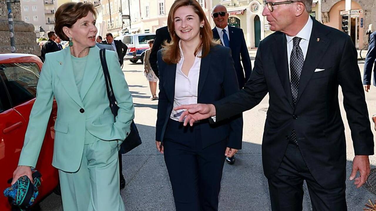 Landtagspräsidentin Brigitta Pallauf (ÖVP), LH-Stv. Marlene Svazek (FPÖ) und Landeshauptmann Wilfried Haslauer (ÖVP) auf dem Weg zur Angelobung. 