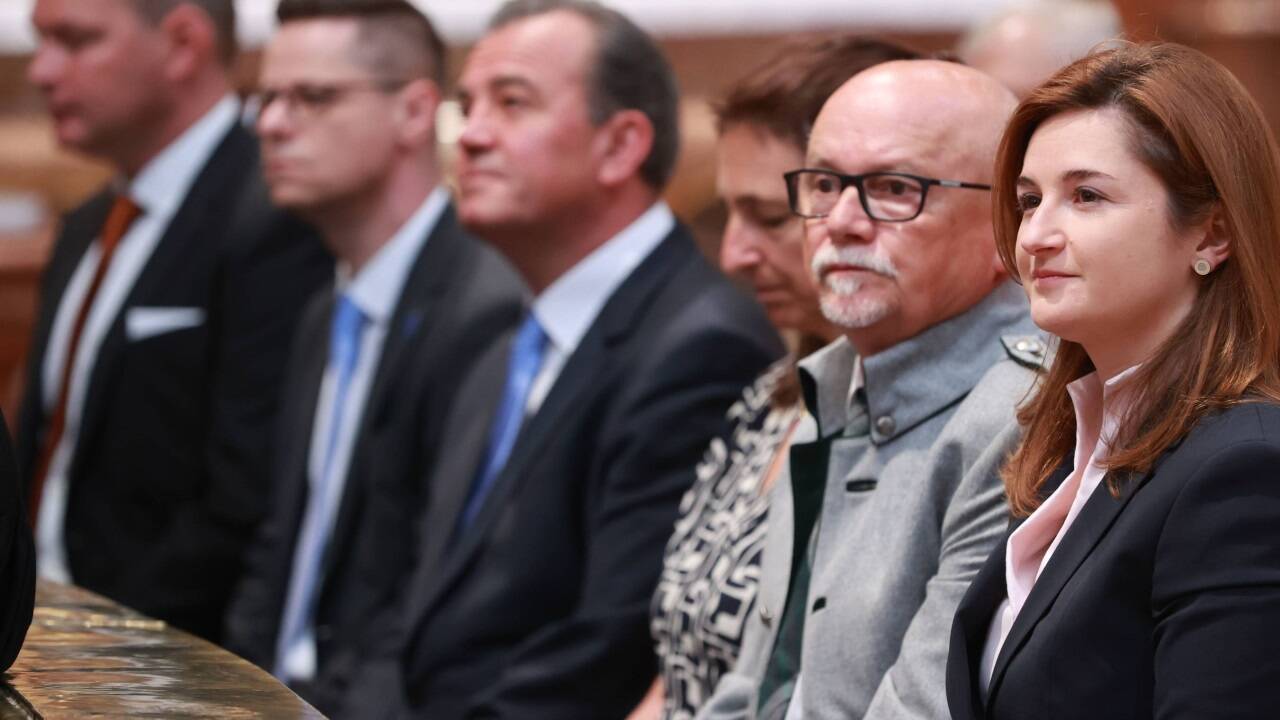 Ebenso die FPÖ: Marlene Svazek mit Papa und im Hintergrund Christian Pewny.  
